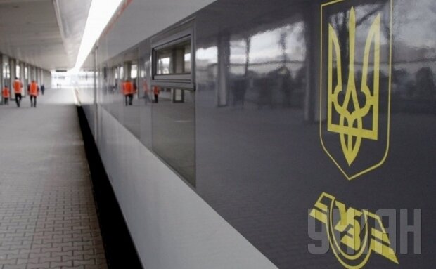 Українську залізницю звільнять від пилюки і російської мови