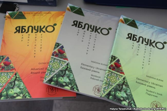 Українські волонтери безкоштовно навчають української мови