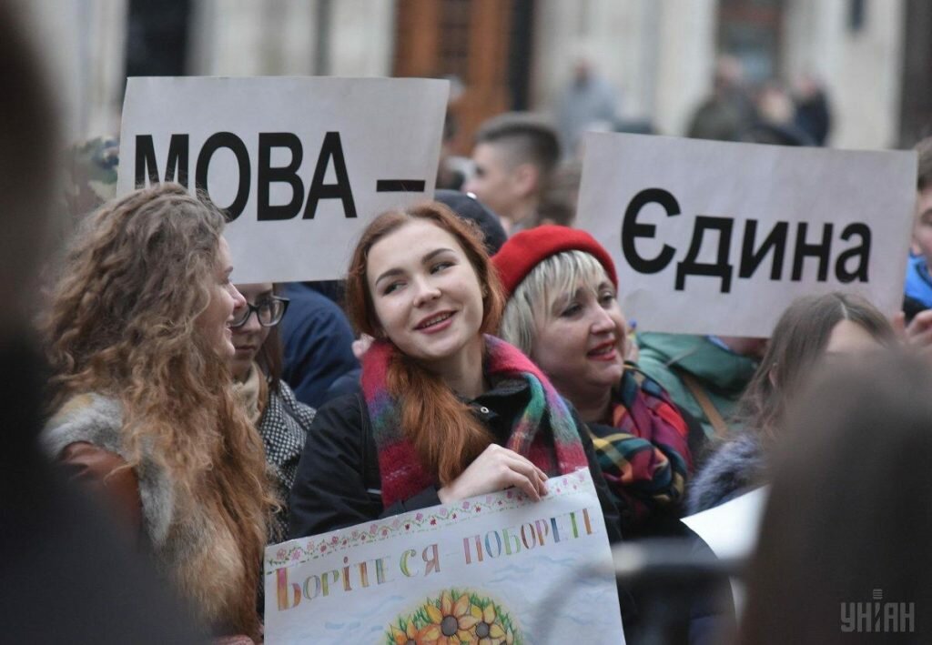 Майже дві третини українців переконані, що українська мова повинна бути єдиною державною